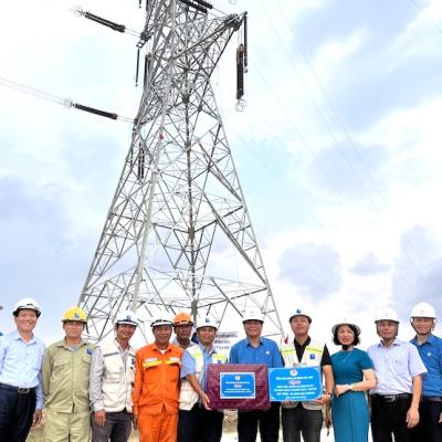 Khen thưởng các đơn vị xuất sắc trong thi công Trạm biến áp 500kv Phố Nối